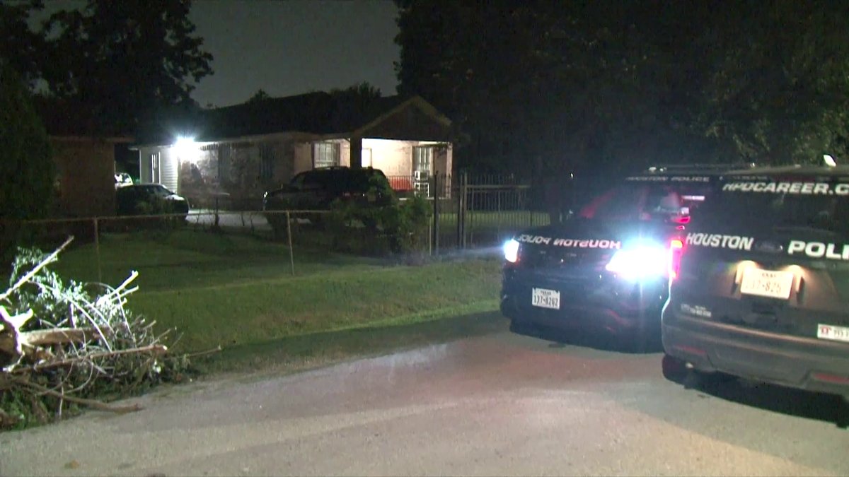 Police is looking for a man who stabbed his landlord in the chest on Deutser in NE Houston. Police say the female landlord argued with her renter about coming home drunk, so he got a knife from the kitchen and stabbed her. He left and a warrant has been issued. -  Fox26News