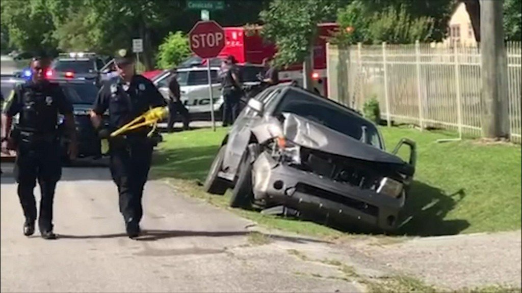 Officer injured during police chase in northeast Houston    