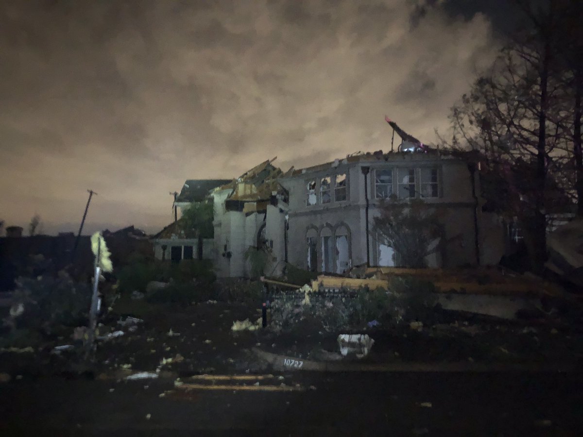 A tornado touched down in North Texas Sunday night — leaving damage across Dallas ...1200 x 900