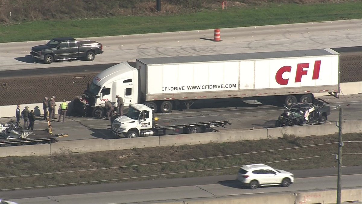 A Houston Police Department officer died in a head-on car crash on Interstate 10 near Sealy on Thursday morning.