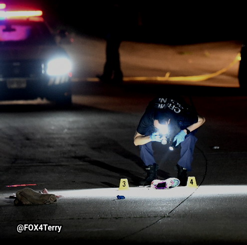 A woman is wounded by gunfire. Responding officers get into a car chase with 2 suspects. That ends in a crash and becomes a foot chase. A @DallasPD officer is injured during the foot chase. 2 suspects are in custody. 