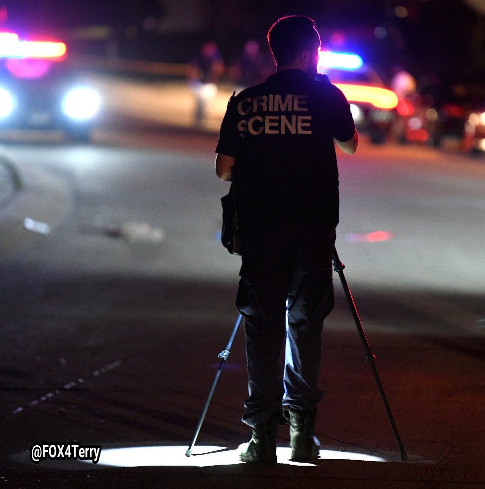 A woman is wounded by gunfire. Responding officers get into a car chase with 2 suspects. That ends in a crash and becomes a foot chase. A @DallasPD officer is injured during the foot chase. 2 suspects are in custody. 