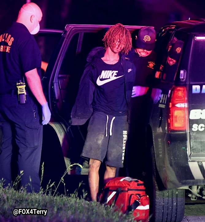A woman is wounded by gunfire. Responding officers get into a car chase with 2 suspects. That ends in a crash and becomes a foot chase. A @DallasPD officer is injured during the foot chase. 2 suspects are in custody. 