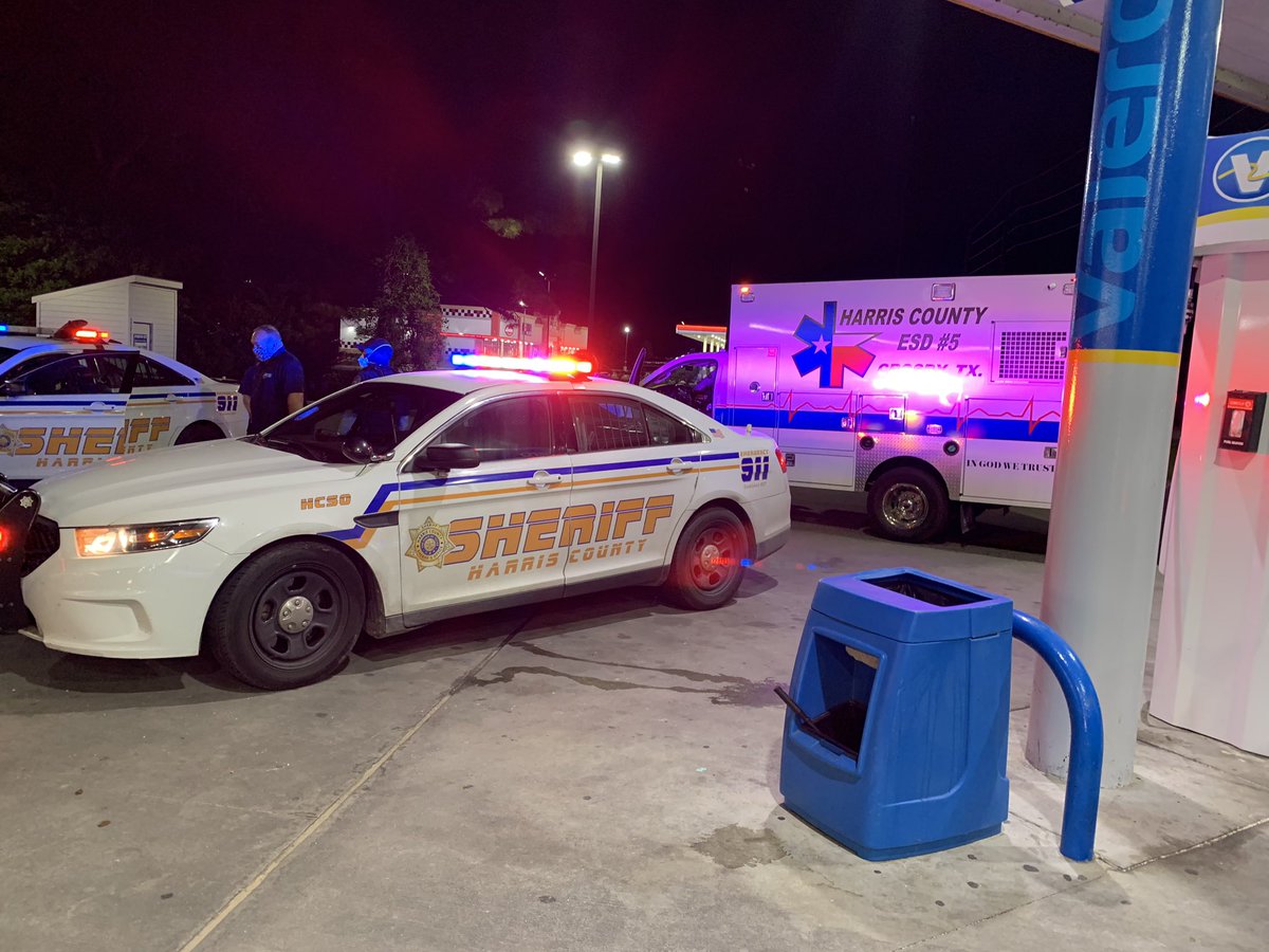District 3 deputies helping a victim of domestic violence. These long days of confinement have increased tensions at home and we are seeing many calls like this. 