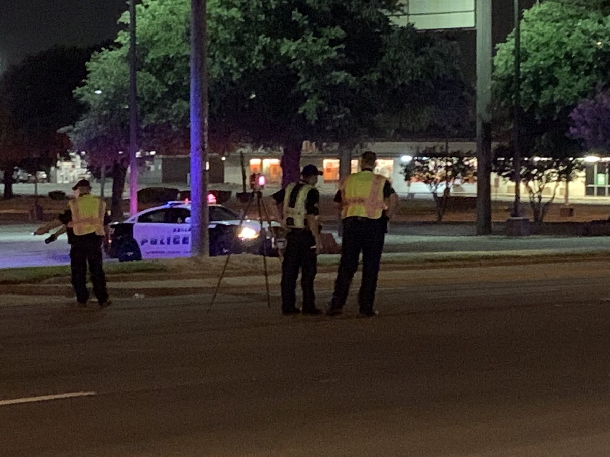 Camp Wisdom at S Polk closed after a Dallas police officer is injured in a rollover crash