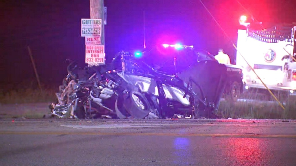 Man killed, 2 women hurt in horrific head-on crash in Brazoria County