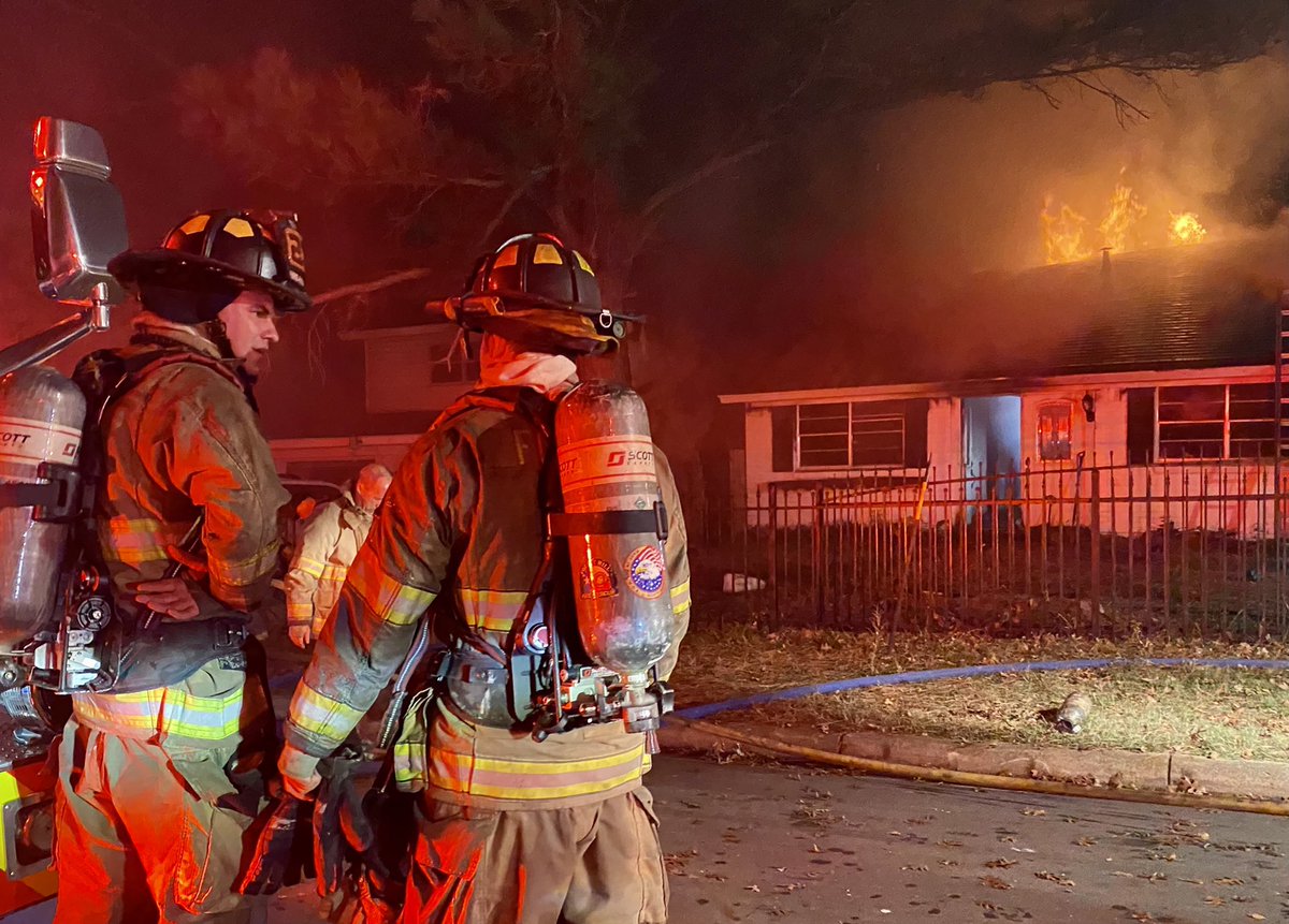 2-alarm fire involving two houses in Forest Hill this evening. Forest Hil, @FortWorthFire, Pantego and Crowley FDs on the ticket