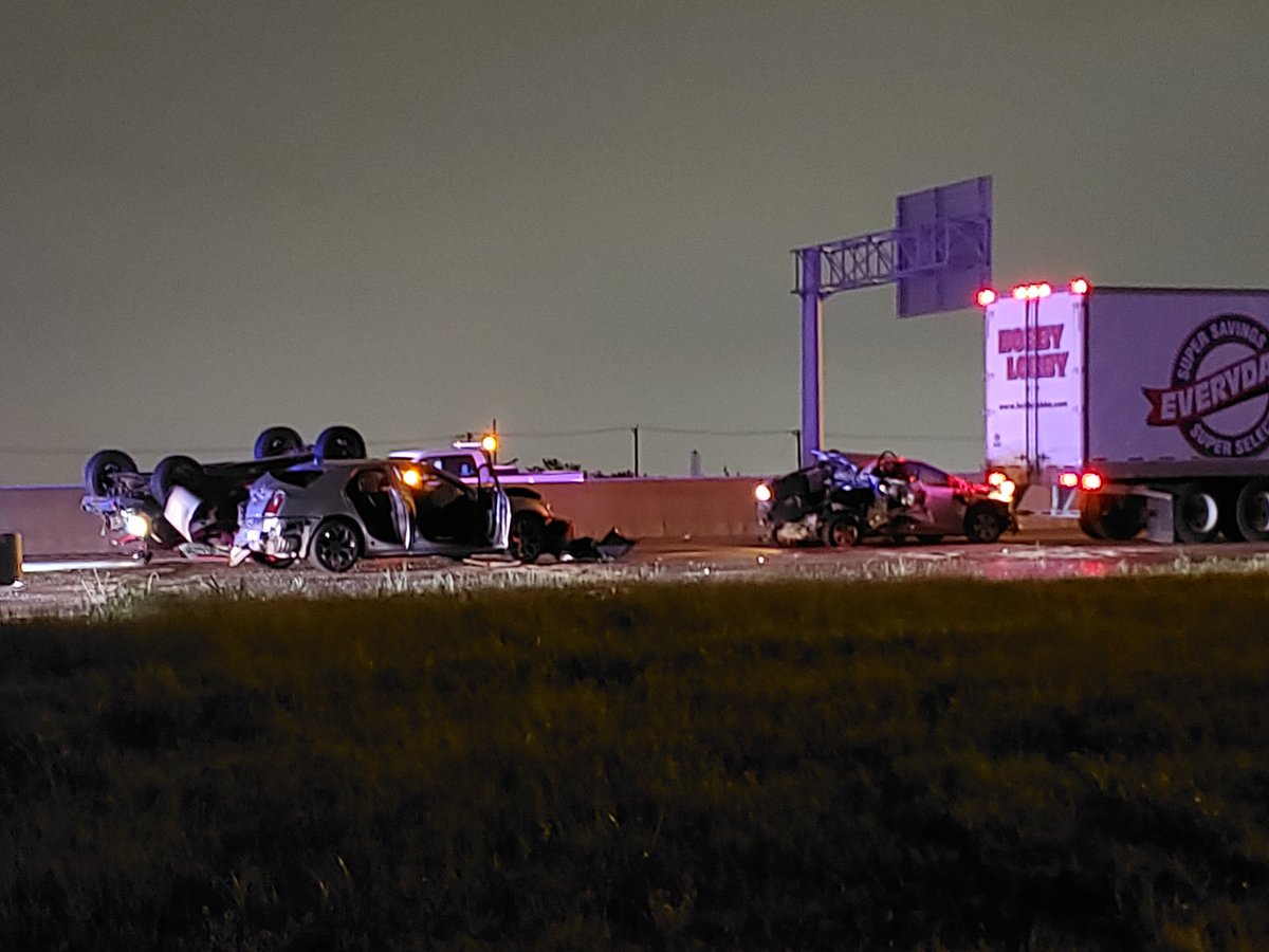 Fort worth police on scene of a deadly crash.1 person dead 2 transported to local hospital investigation is on going