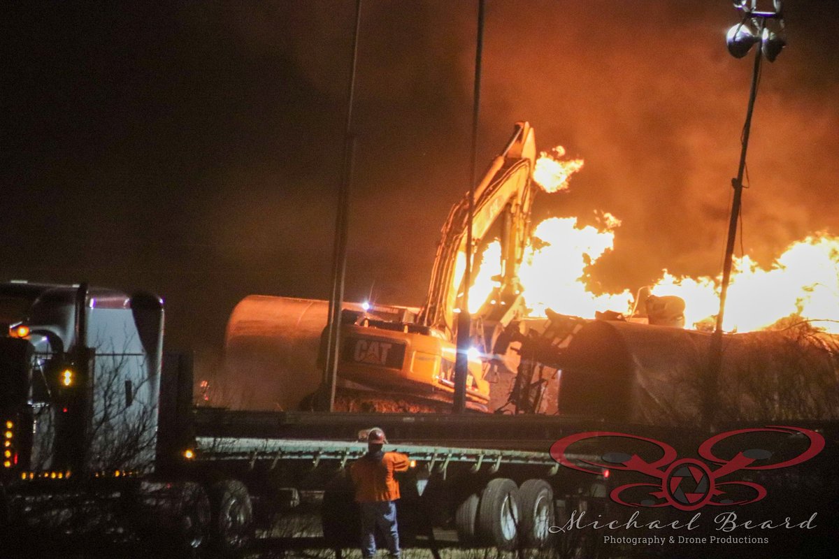 Crews continue to truck in water as a 20 cars from a train derailment continue to burn near Oklaunion, TX next to U.S. 287. @BNSFRailway is on scene guiding the efforts to contain, extinguish and control this massive fire