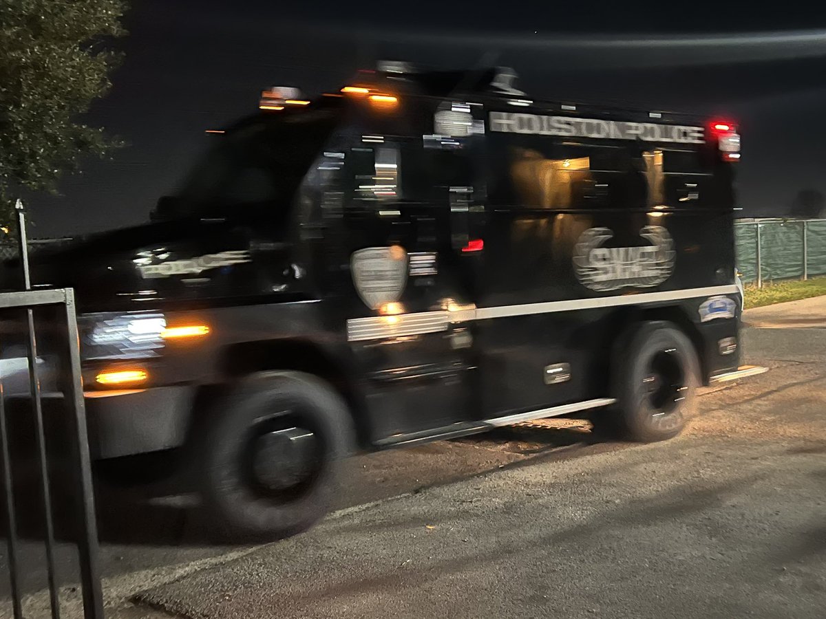 HPD SWAT leaving apt complex in north Hou off Imperial Valley Dr. after standoff.