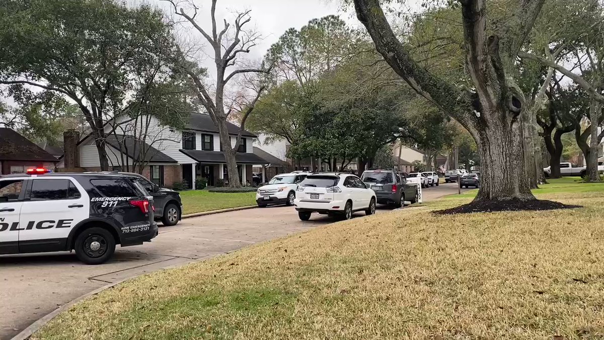 @houstonpolice are at the scene of a homicide. A man was found dead at this white columned house here on Carolcrest Dr. in west Houston — police just confirmed the case is tied to 26yo Ryan Mitchell Smith the man accused of stabbing police K-9 Nate