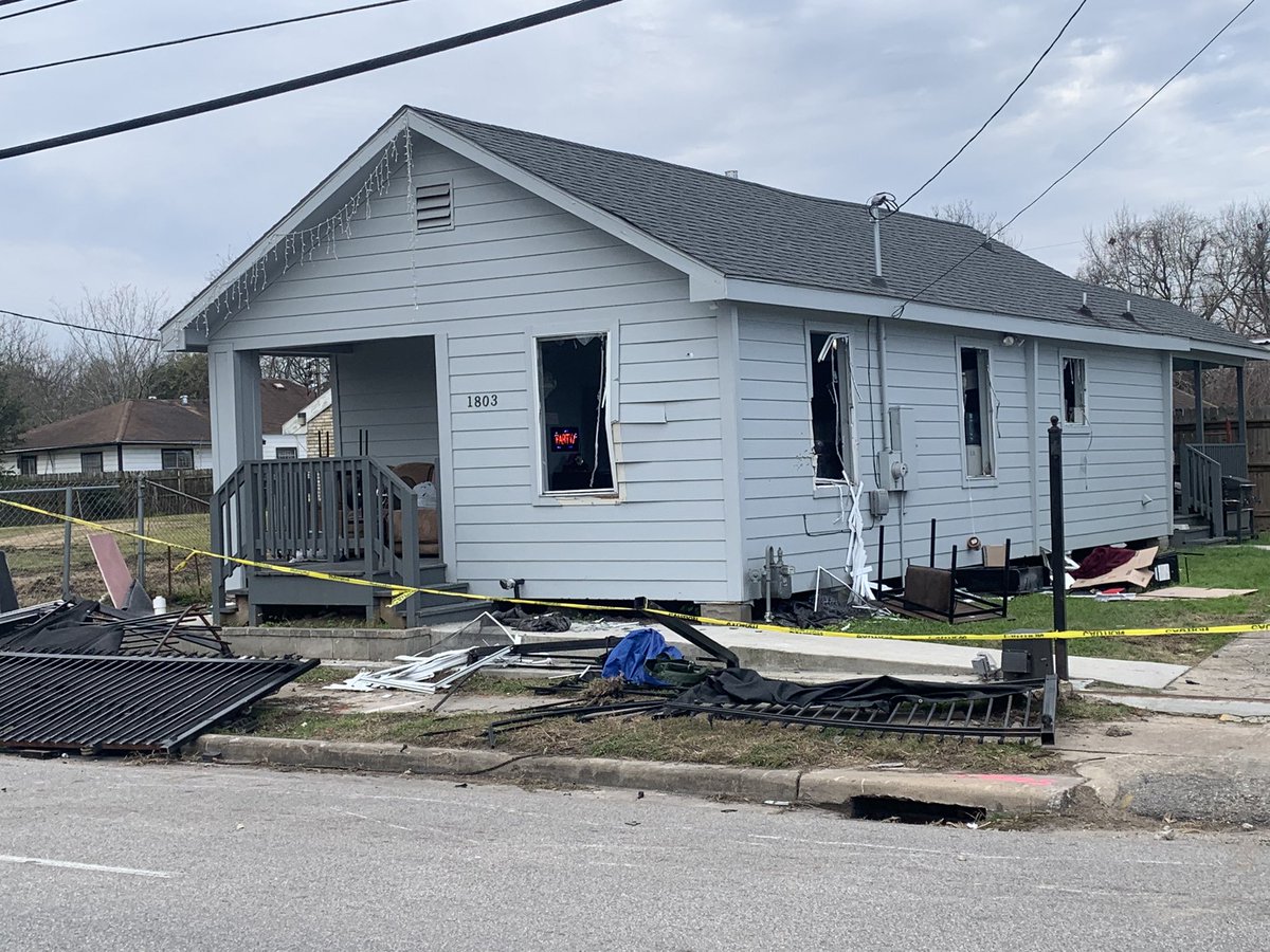 FIRST LOOK at the house where a suspect who allegedly shot three @houstonpolice officers was holed up for hours yesterday. He's now in the hospital with a gunshot wound to the neck