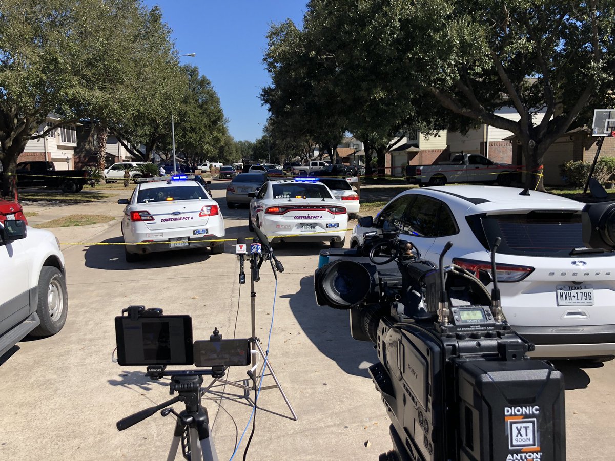 Houston Police:: Chief @TroyFinner will brief media near intersection of Oak West Drive at North Meadow Drive. 