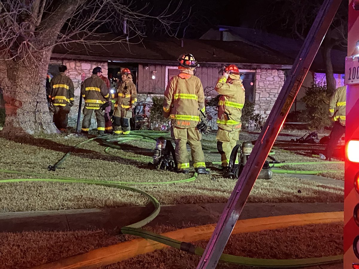 ⁦@SATXFire⁩ respond to house fire off Mider and McCarty. An elderly woman died in her back bedroom. Her husband is being treated after being rescued.