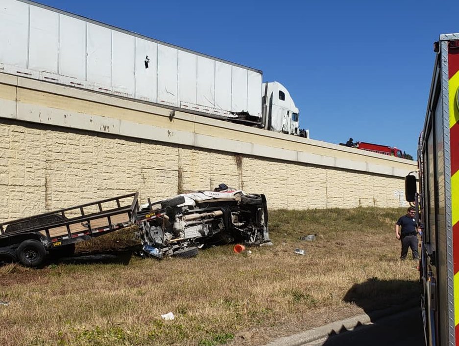 No serious injuries after crash sends pickup and trailer over the side of I-10 in Vidor