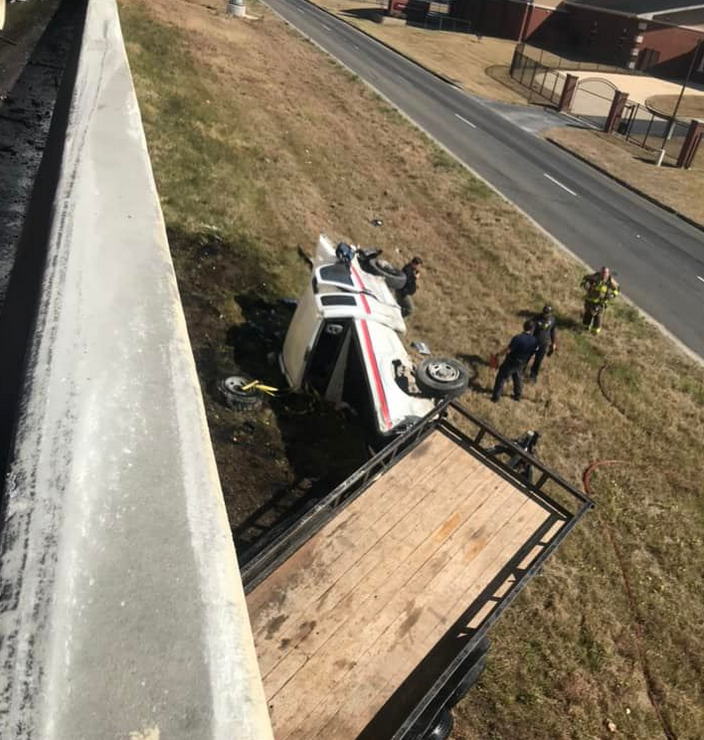 No serious injuries after crash sends pickup and trailer over the side of I-10 in Vidor