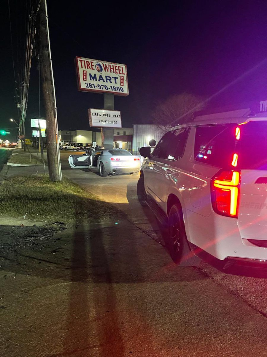 D5 CRU conducted a traffic stop on 1960/Bobcat Rd. While investigating Deputies learned that the suspect was a convicted felon and was in possession of a loaded handgun. Handgun seized, 1 in custody.