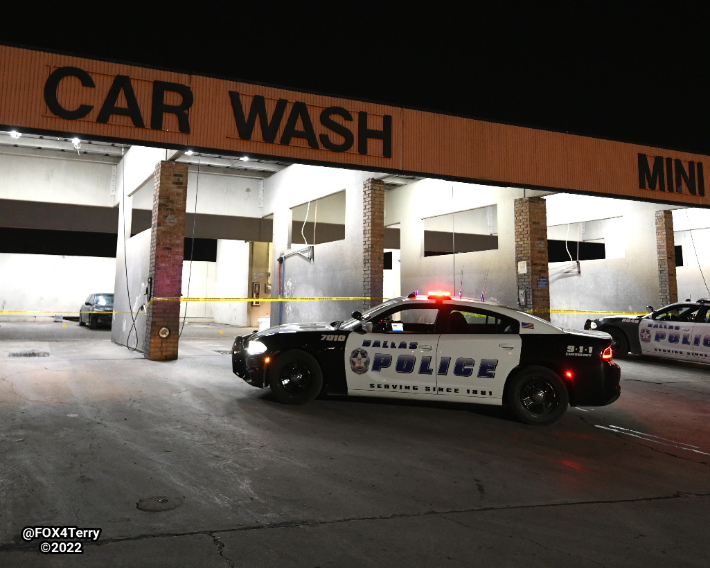 Dallas police officers on patrol discover a man wounded by gunfire along Fort Worth Ave. Robbery a possible motive in the attack. 