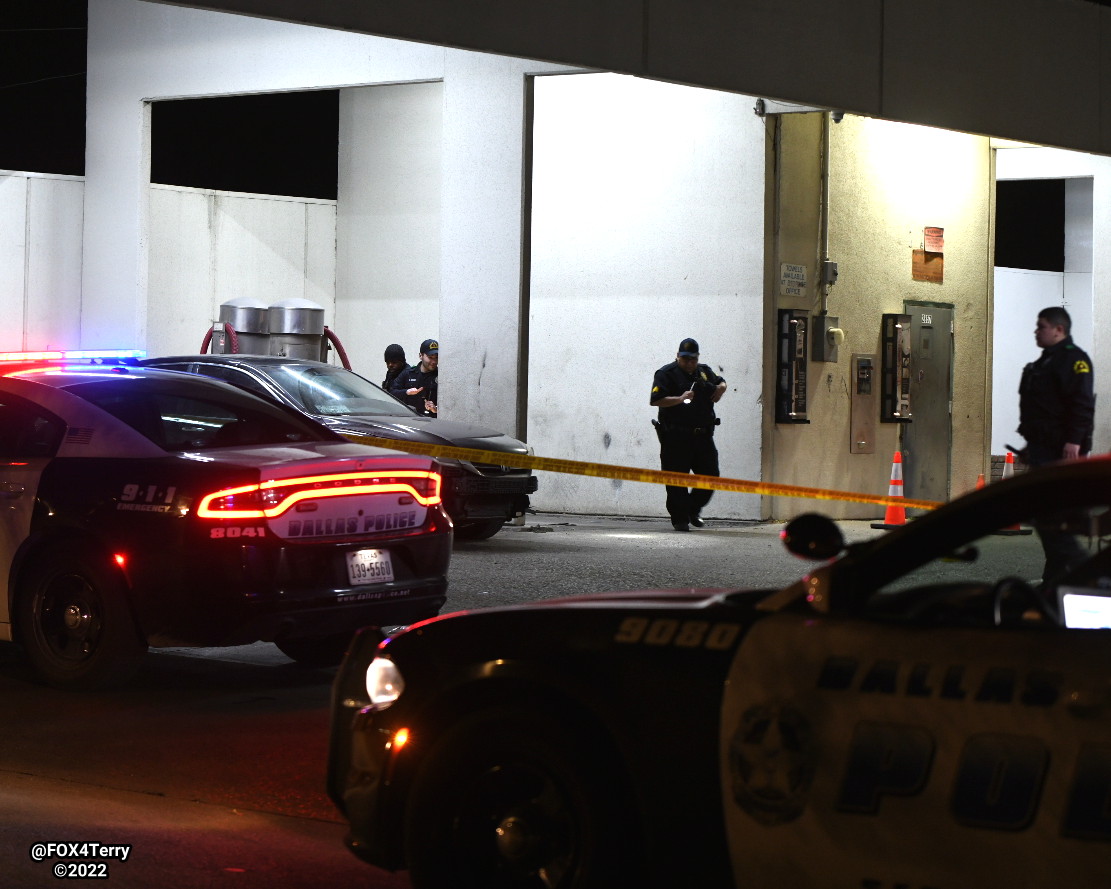 Dallas police officers on patrol discover a man wounded by gunfire along Fort Worth Ave. Robbery a possible motive in the attack. 