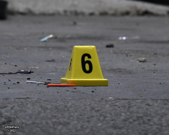 Dallas police officers on patrol discover a man wounded by gunfire along Fort Worth Ave. Robbery a possible motive in the attack. 