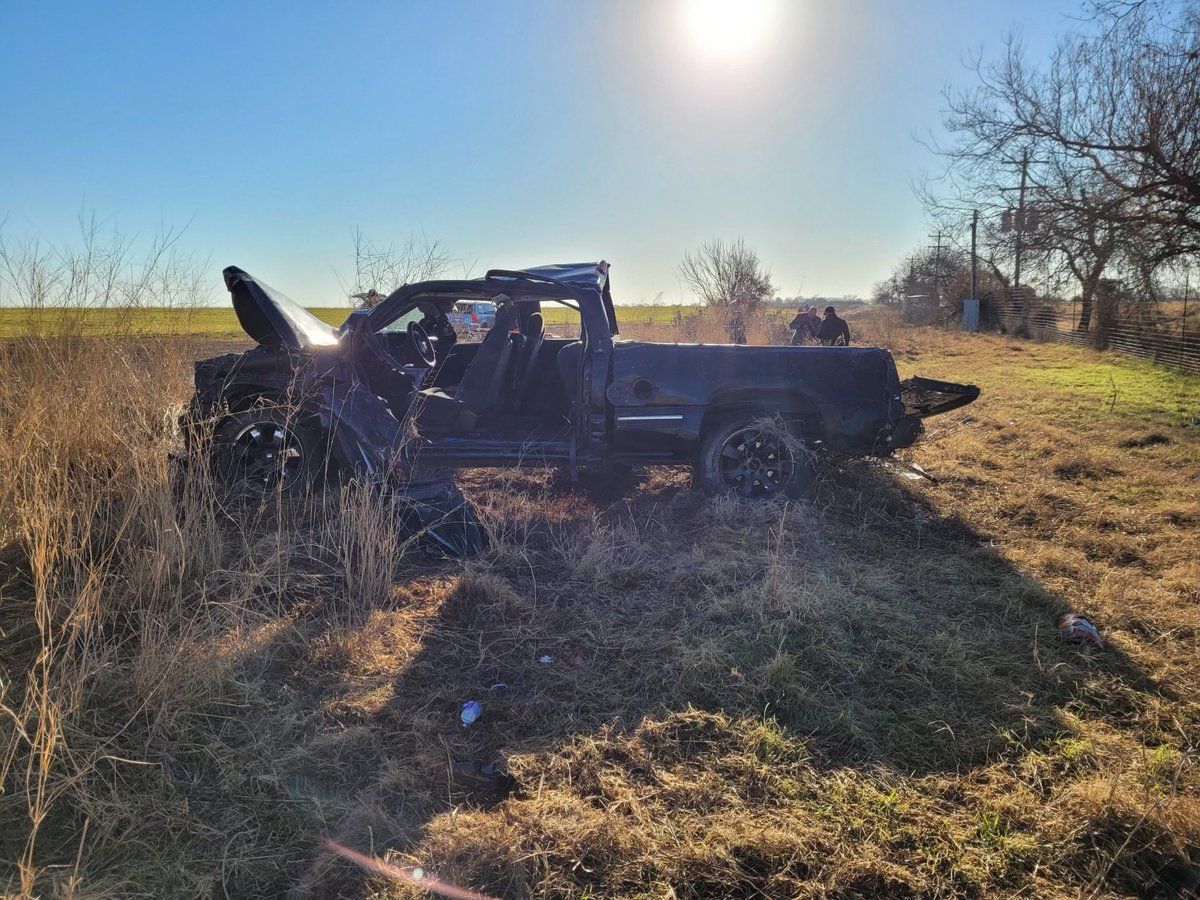 Multiple fatalities and several injuries after a single car crash involving a suspected human smuggler in Zavala County this morning. @TxDPS says the driver of this pickup was evading them on US 57, east of La Pryor, when they lost control and rolled several times