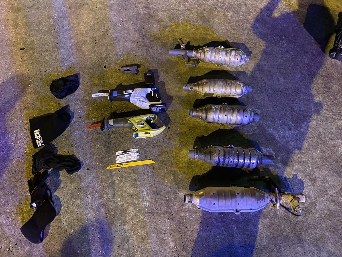 District 4 CRU observed a vehicle leaving a high crime area in West Harris County. A traffic stop was conducted on the car and the CRU recovered 5 stolen catalytic converters, 2 saws, a stolen handgun, and 4 ski masks. Offenders were taken into custody 