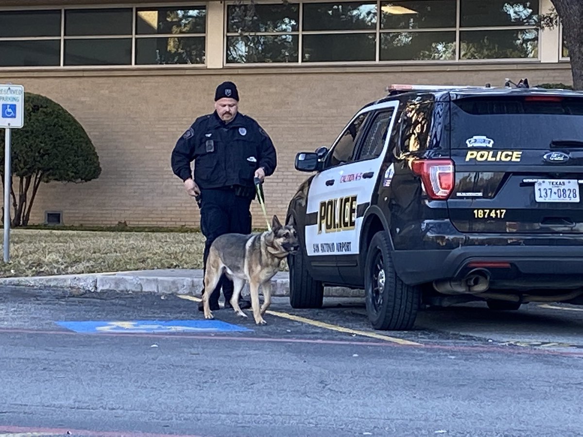 @SATXPolice @SATairport police dog searches Alamo Heights HS after bomb threat was made causing 2 hour delay to start of day