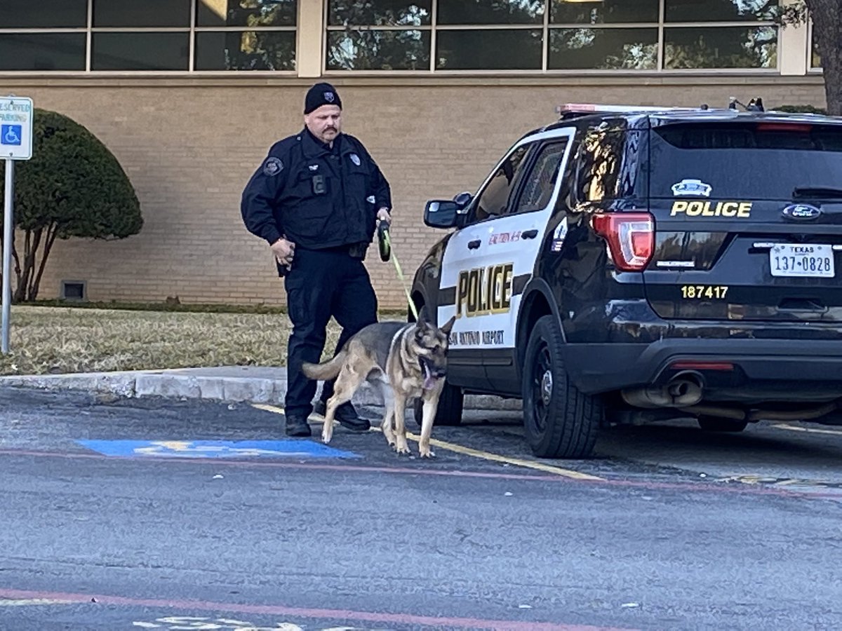 @SATXPolice @SATairport police dog searches Alamo Heights HS after bomb threat was made causing 2 hour delay to start of day