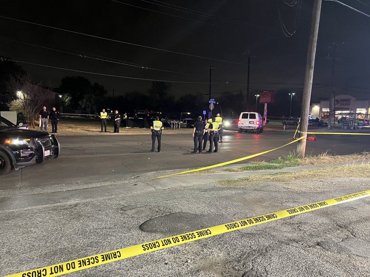 A @SATXPolice Officer has killed a man- @LeighWaldman is on the scene