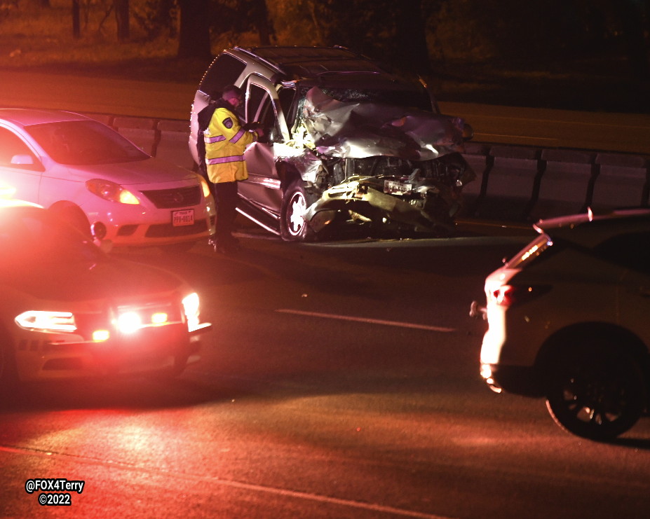 DFWtraffic All EB E RL Thornton Frwy closed at Ferguson Rd. @Dallas_Sheriff deputies are on scene working a deadly multi-vehicle crash.