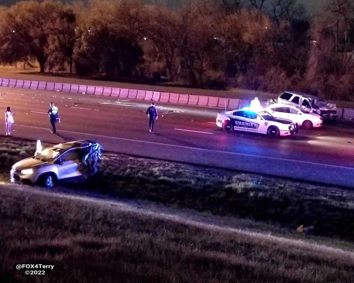 DFWtraffic All EB E RL Thornton Frwy closed at Ferguson Rd. @Dallas_Sheriff deputies are on scene working a deadly multi-vehicle crash.