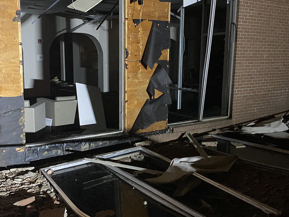 Nighttime images of the tornado damage at this Round Rock shopping center. I talked to employees of the Chili's that were inside when it happened. They're okay, their cars are not. Not sure if people were inside the hard-hit  Bank of America  