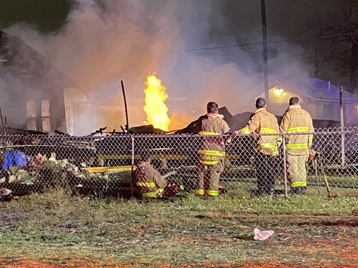 ⁦@SATXFire⁩ on scene of house fire near South Hackberry and Omaha. ⁦@cpsenergy⁩ working to shut off gas line