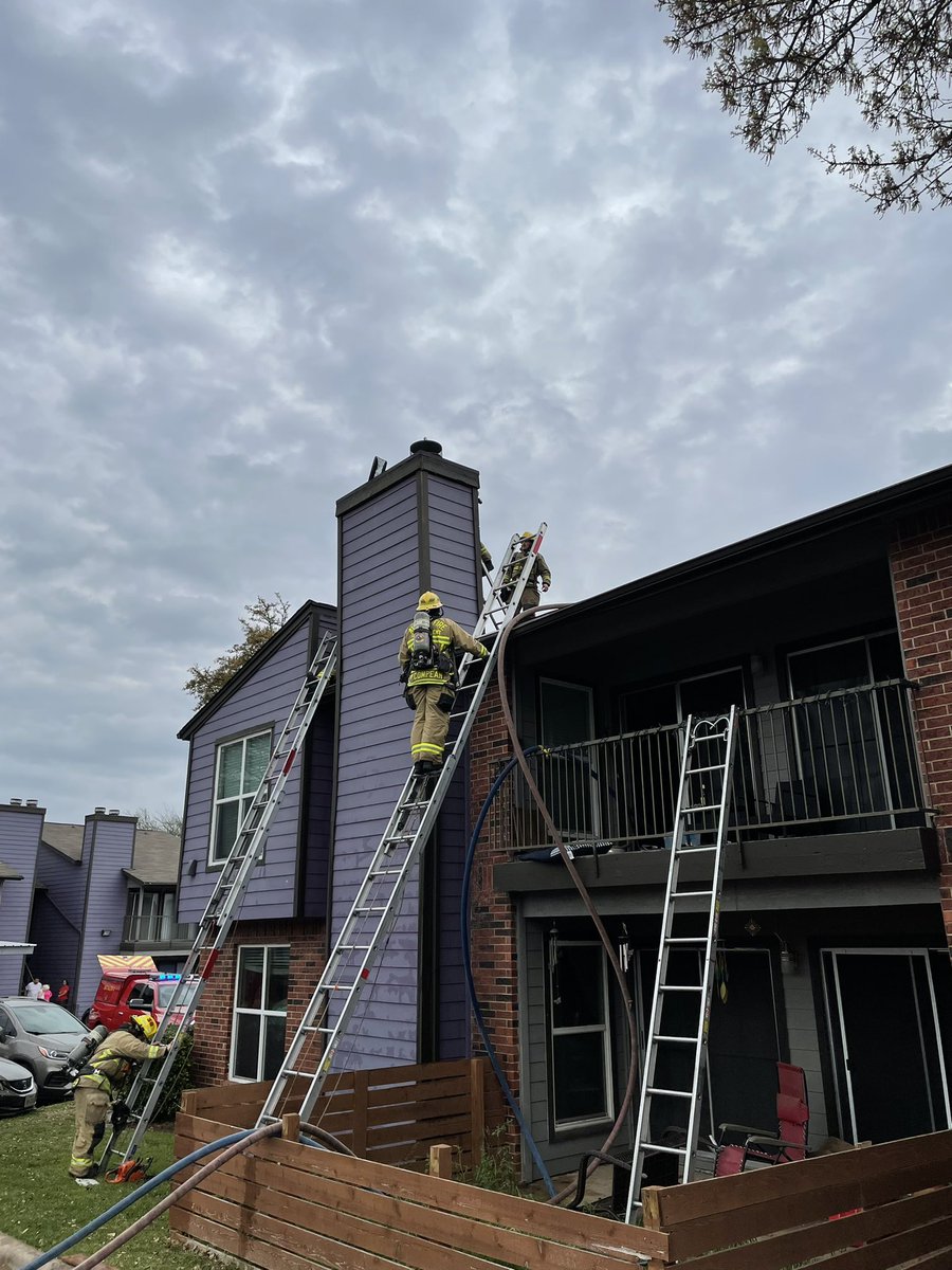 AFD on scene of a structure fire at the Violet Apartments- 409 E William Cannon. Crews working to extinguish a fire on the roof. @austinenergy responding to de-energize live wires in contact with the building. No injuries reported