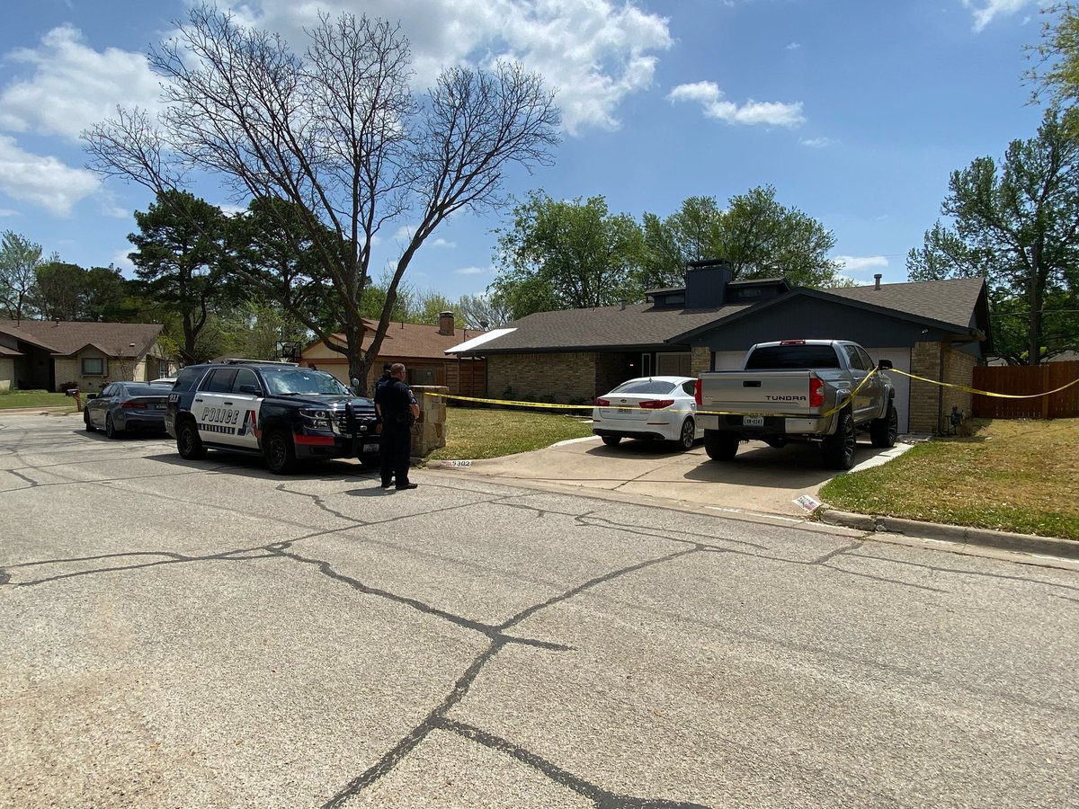 3 people shot in Arlington home overnight, 2 killed including 84yo man. @ArlingtonPD say it appears this was targeted shooting, shooter forced way into house & started shooting. Not random.  No suspect(s) description