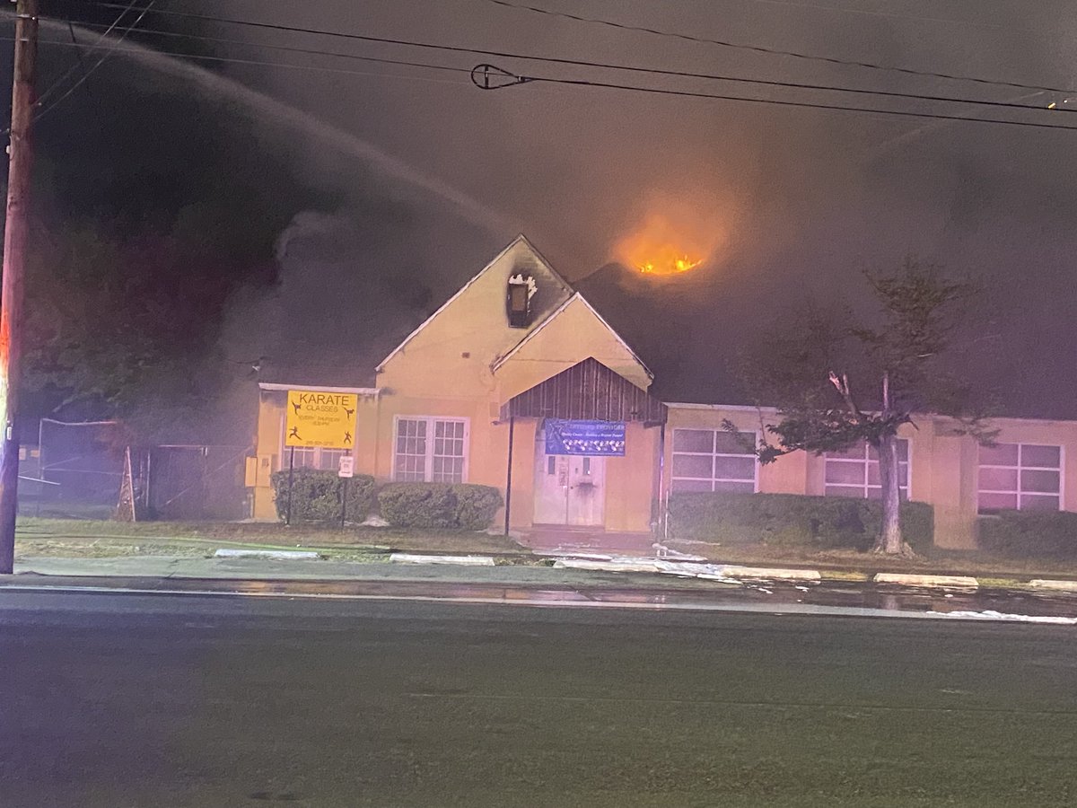 Massive fire at building off Pleasanton near Southcross. ⁦@SATXFire⁩ use several ladder trucks to fight flames