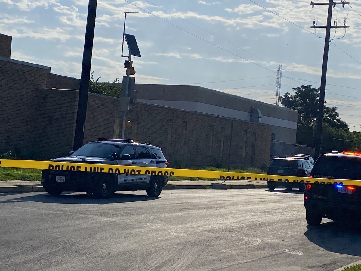 ⁦@SATXPolice⁩ at scene of shooting off W. Cesar Chavez near South Colorado.