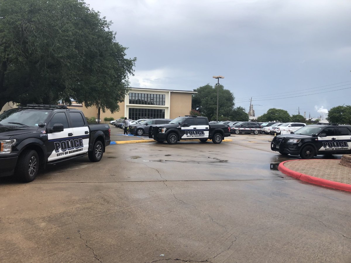 Beaumont Police and Lamar University Police are investigating bomb threat made at around 2 p.m. this afternoon. The Lamar University campus is being evacuated as a precaution