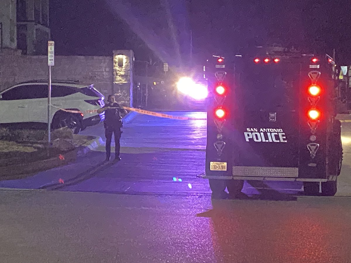 ⁦@SATXPolice⁩ SWAT team at scene of barricaded wanted murder suspect at apartments off Agora Palms.