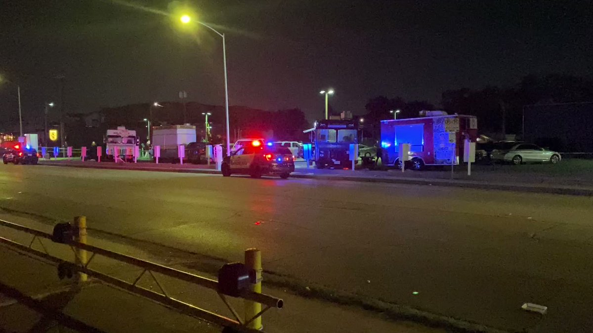 @houstonpolice investigating after 3 people were shot in the parking lot of 'Heart Nightclub' off Washington Ave — one of the victims died. HPD says that man was talking to a woman in the parking lot when her ex-boyfriend showed up, the 2 men got into a fight