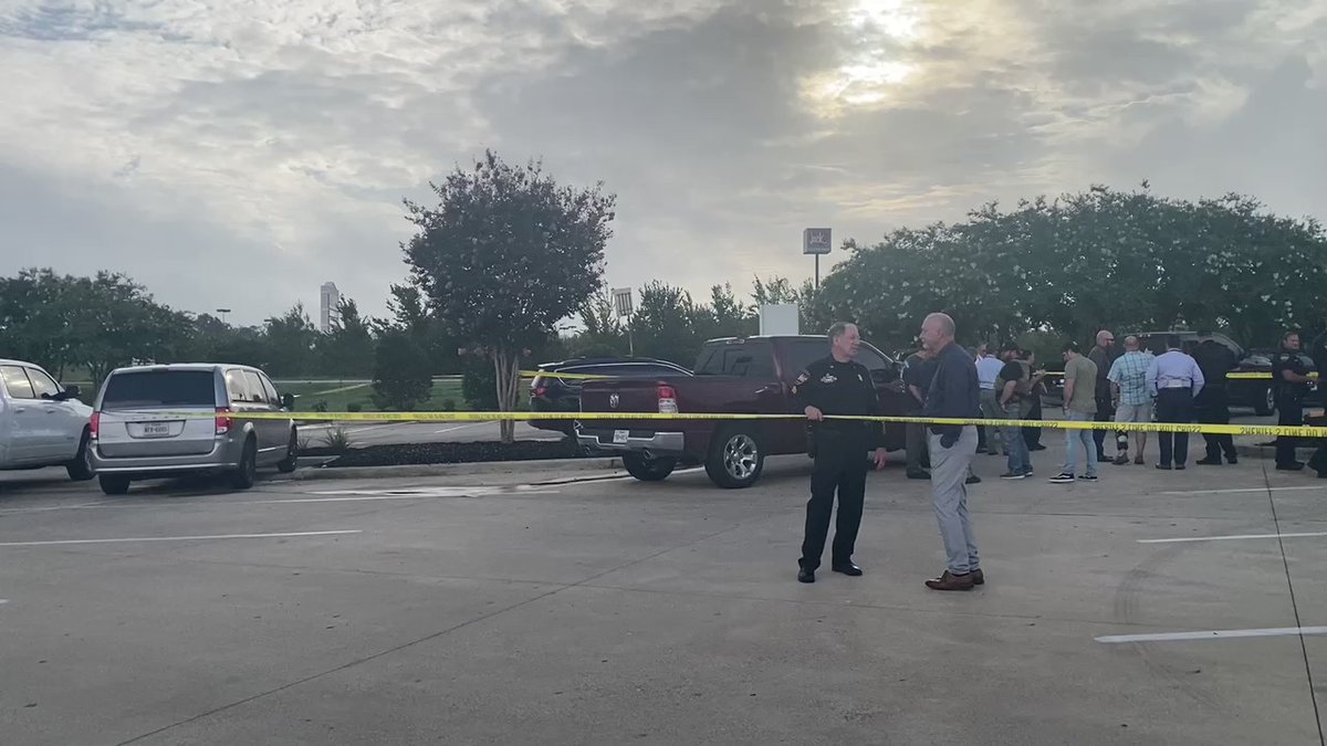 @MCTXSheriff investigating after a man shot himself inside this gray car parked outside a grocery store parking lot in Willis. According to @SheriffEd_HCSO he's the man wanted in connection with  a shooting that killed one sister & critically injured another
