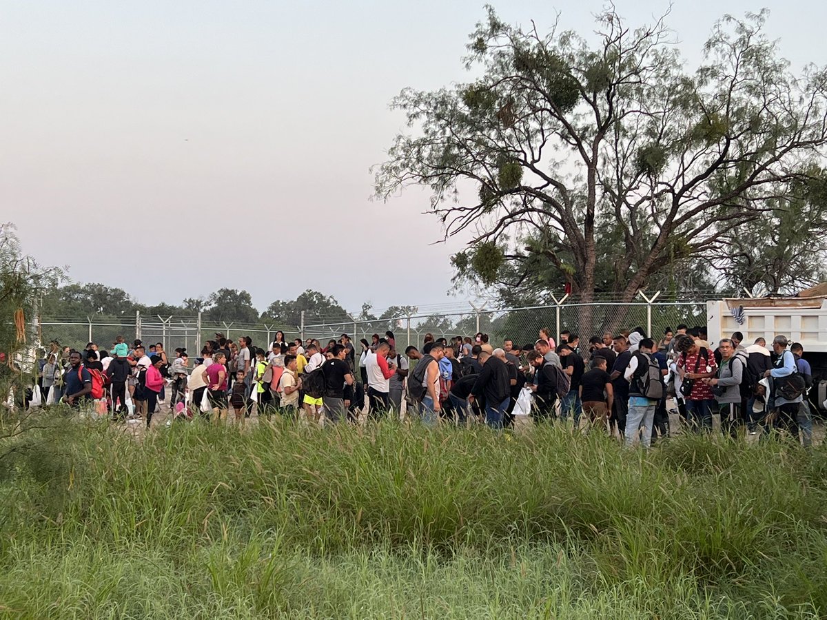 Eagle Pass, TX, where another large group of approx 200+ migrants just crossed illegally onto private property. Almost all of them are single adults, mostly from Venezuela. Somebody hung a Venezuelan flag on the barbed wire fence built by TX here