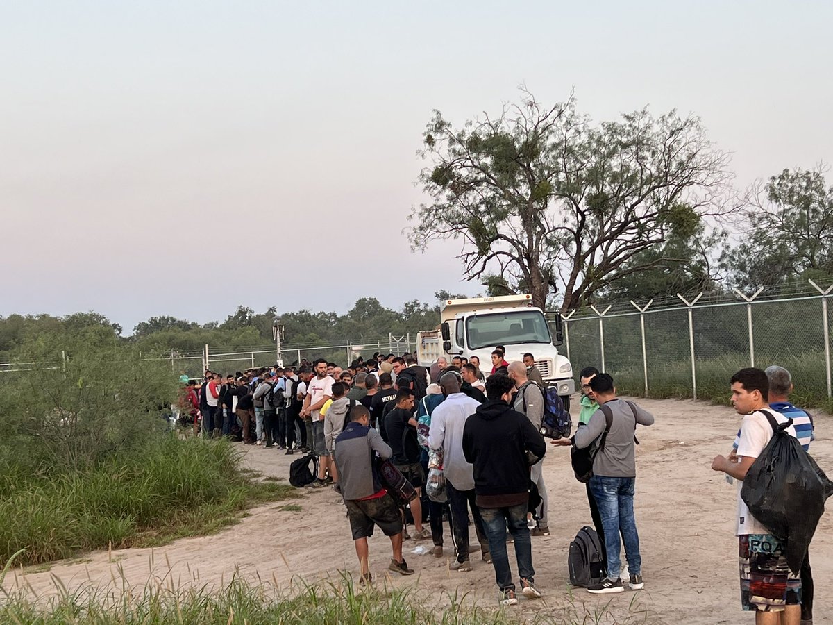 Eagle Pass, TX, where another large group of approx 200+ migrants just crossed illegally onto private property. Almost all of them are single adults, mostly from Venezuela. Somebody hung a Venezuelan flag on the barbed wire fence built by TX here