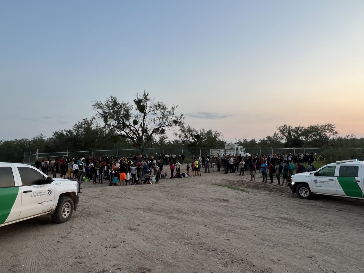 Eagle Pass, TX, where another large group of approx 200+ migrants just crossed illegally onto private property. Almost all of them are single adults, mostly from Venezuela. Somebody hung a Venezuelan flag on the barbed wire fence built by TX here