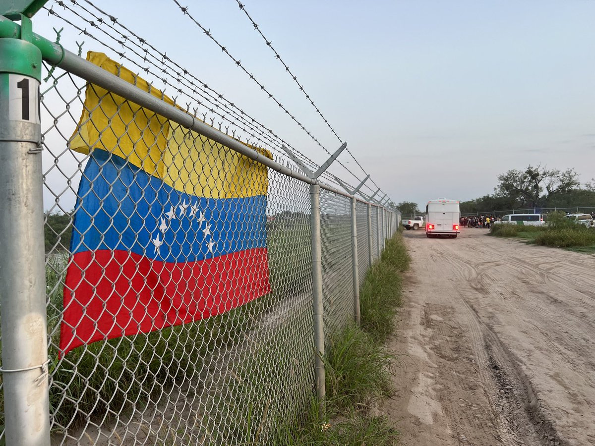 Eagle Pass, TX, where another large group of approx 200+ migrants just crossed illegally onto private property. Almost all of them are single adults, mostly from Venezuela. Somebody hung a Venezuelan flag on the barbed wire fence built by TX here