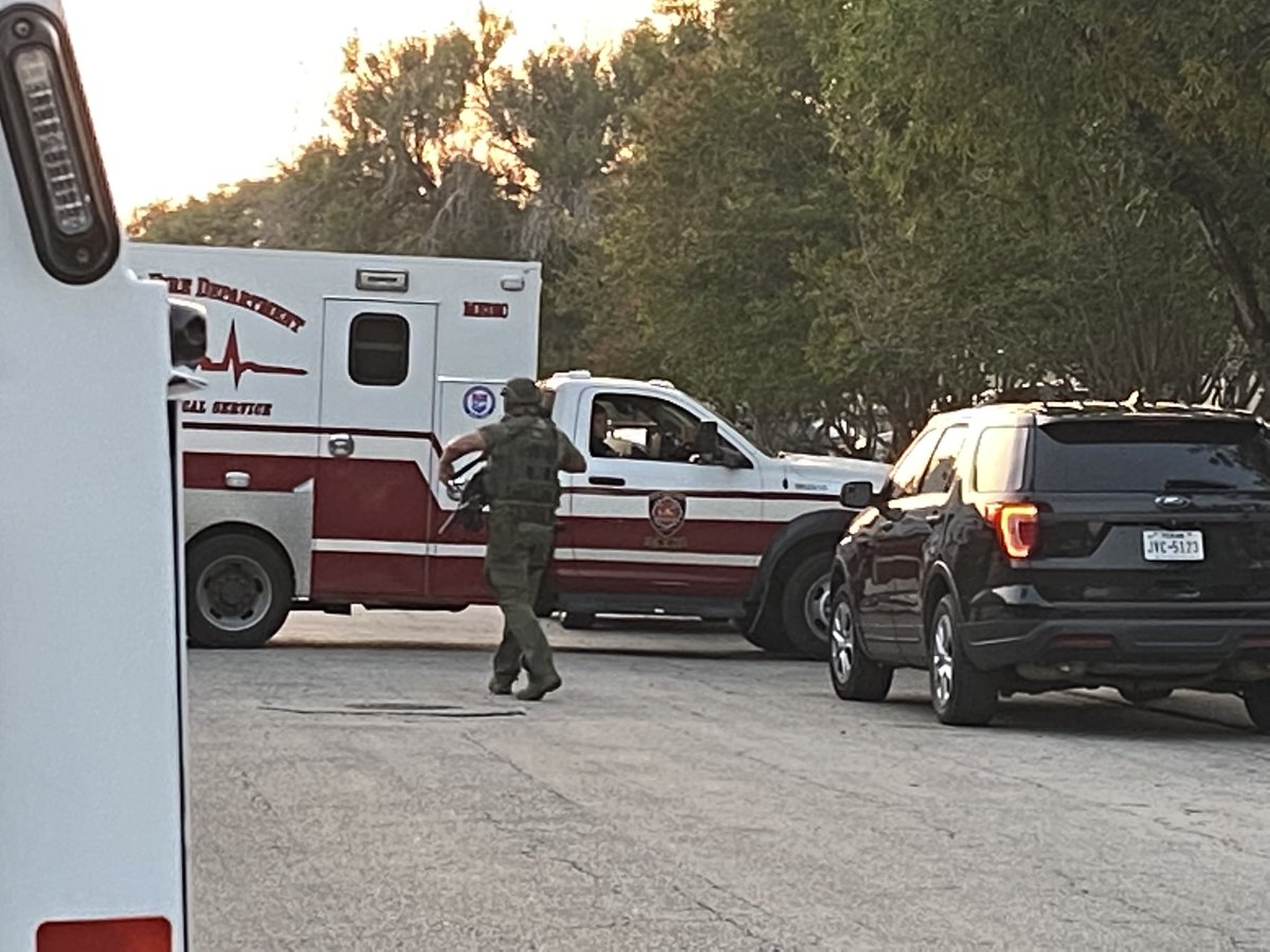 @SATXPolice SWAT team continues to show up for barricaded man off Diamondback Trail. It has been more than 16 hours. @News4SA @KABBFOX29 for updates