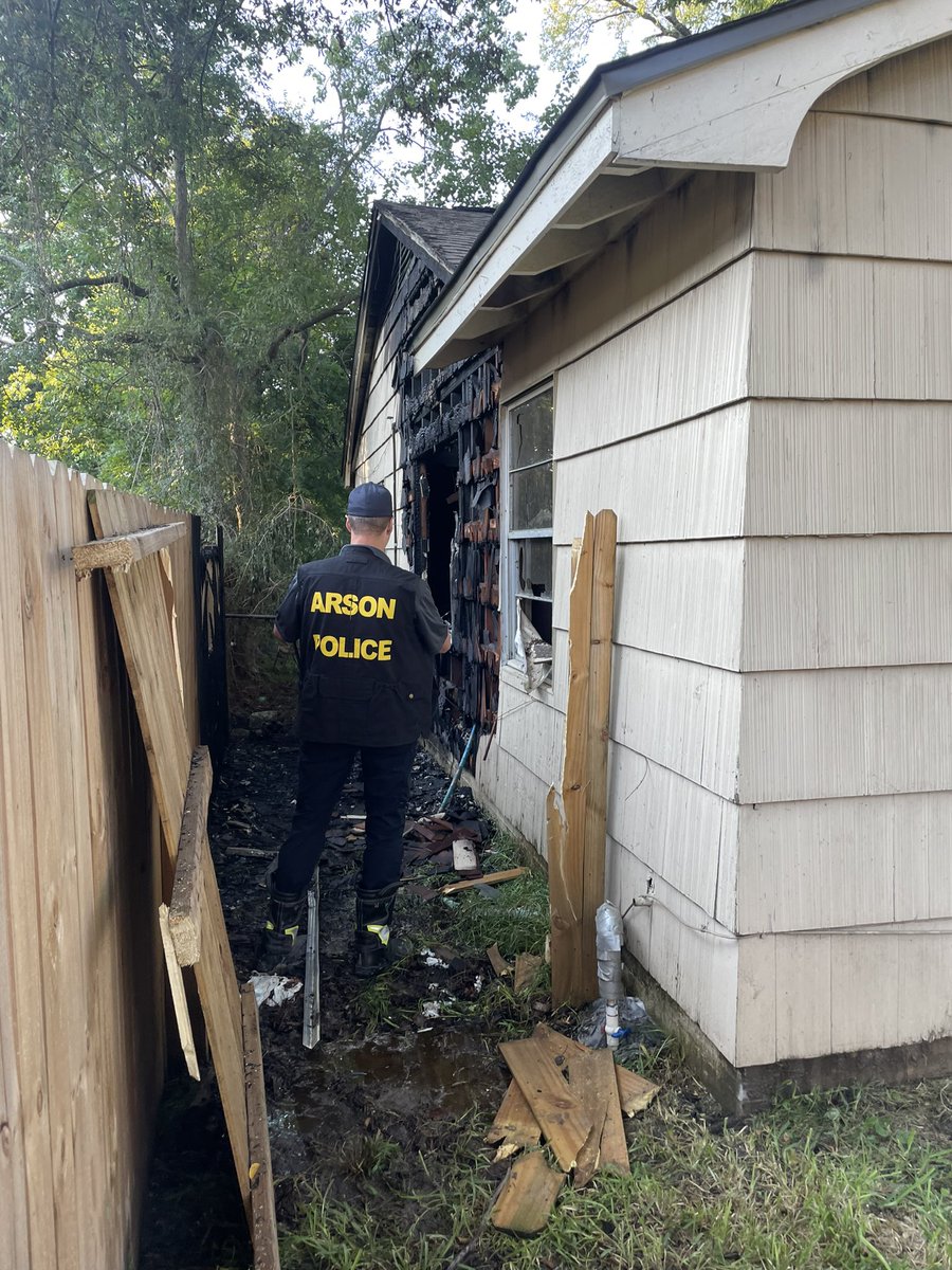 @HoustonFire was on scene within five minutes. The fire has been extinguished. Arson is currently on scene investigating the cause of the fire. No FF or civilian injuries have been reported. 