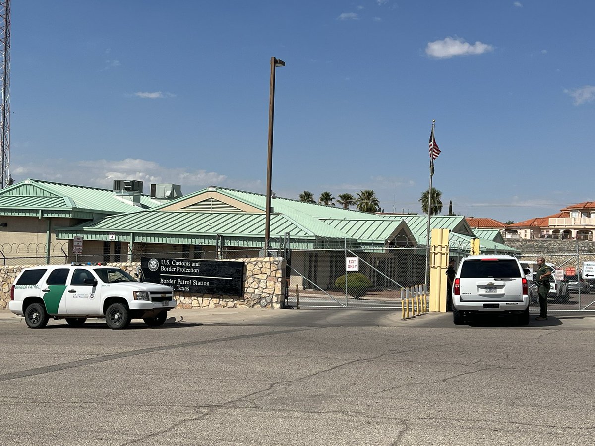 @FBIElPaso and @EPPOLICE confirm they are investigating reports of a shooting at the Ysleta BorderPatrol station in east El Paso.   Per @EPTXFire — one person is seriously injured