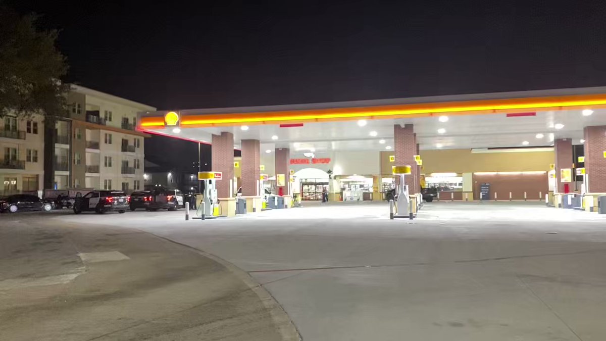 @houstonpolice investigating a deadly shooting at this Shell gas station near Fondren & Westheimer in W. Houston.  One man was shot &amp; killed after police say that man pulled a gun on an off-duty security guard. Police say the guard had just gotten off work