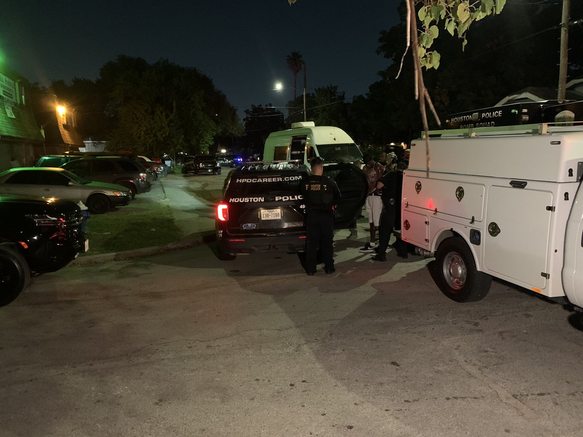 Houston Police:DART is now responding to a SWAT scene in the 2400 block of Lidstone St.  Prelim: Suspect fired a shot at two females about 9:20 p.m. No one was injured. The suspect was taken into custody about 2:20 a.m.   Lt. @JuliePleasant is currently working to address the victims' needs